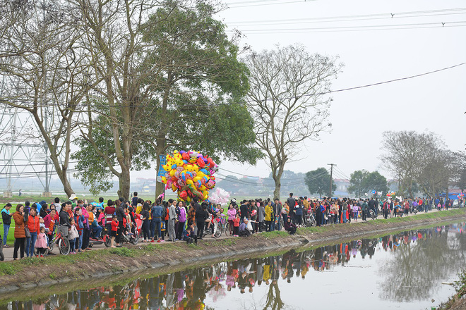 Hàng ngàn người chen chân xem rước vua sống tung tiền phát lộc